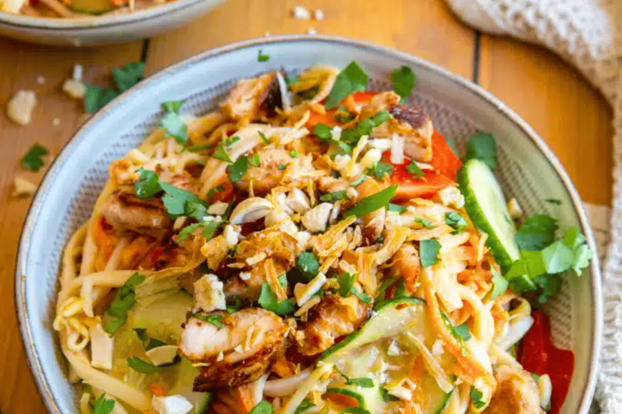 Salade de nouilles au poulet mariné et aux légumes croquants